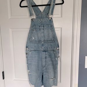 NWT Distressed short overalls - GAP